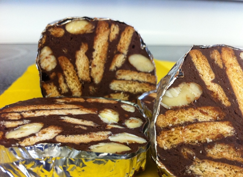 1. Этап. Шоколадные колбаски из печенья: Готовые шоколадные колбаски из печенья подавайте посыпав сахарной пудрой или какао-порошком. Можете сделать 