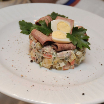 Салат с отварным языком