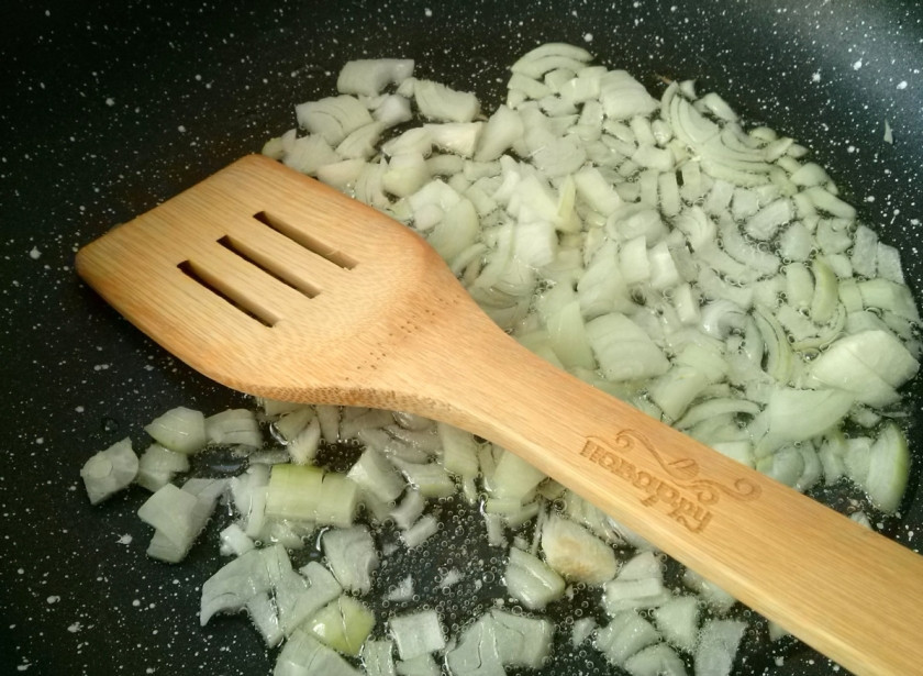 1. Этап. Запеченная рыба в горшочке по-зауральски: Разогрейте на сковороде растительное масло. Лук почистите, порежьте на кубики и пассеруйте 5 минут до мягкости.