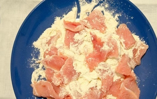 1. Этап. Простой рецепт индейки: Ломтики грудки индейки нарежьте на кусочки, обваляйте в муке, сложите в дуршлаг и стряхните излишки муки.