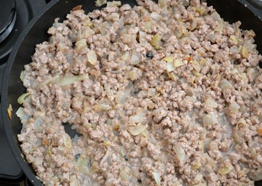 1. Этап. Картофельные зразы с фаршем отварные: Фарш размораживаем и обжариваем вместе с порубленным лучком до состояния полной готовности мяса. Добавляем на свой вкус перец и соль, равномерно перемешиваем массу.