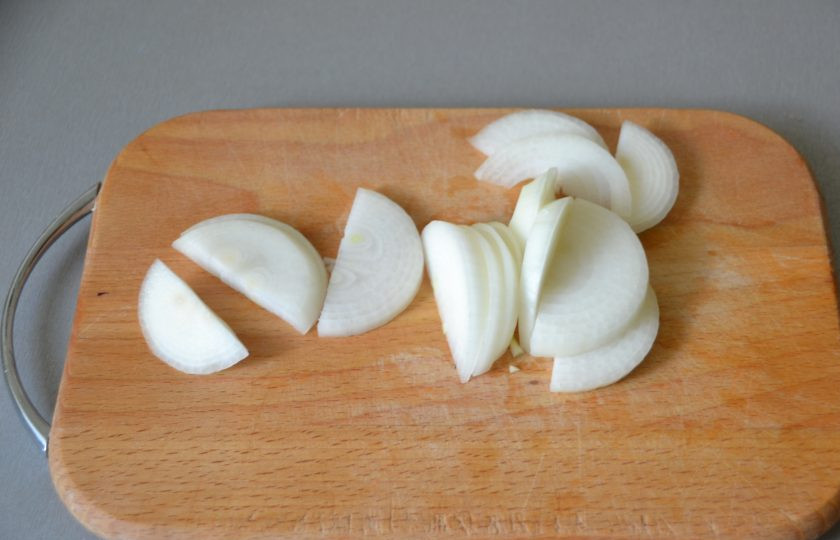 1. Этап. Терпуг, жареный на сковороде: Очистите лук и нарежьте полукольцами.