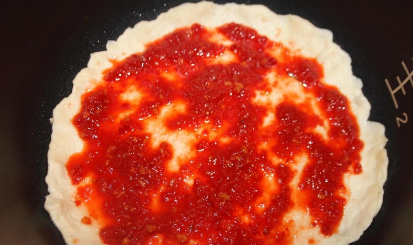 1. Этап. Пицца Минутка в мультиварке: 2. Выкладываю аджику и размазываю по всей поверхности теста.