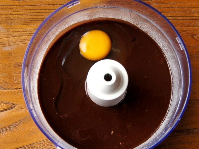 1. Этап. Шоколадные кексы с вишней: Вылейте растопленный коричневый сахар к муке с кокосовой стружкой и добавьте яйца.