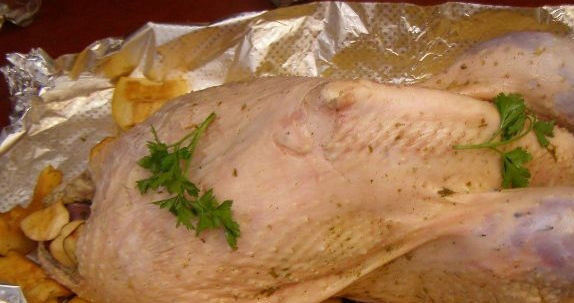 1. Этап. Индейка с фруктами: Тушку уложите на фольгу. Полижите в неё яблоки, петрушку и одну часть айвы. Вторую часть выложите вокруг. Свяжите ножки. Обмажьте маслом. Заверните в фольгу.