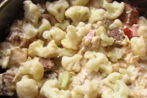 1. Этап. Гратен со свининой: Сверху выкладываем цветную капусту.