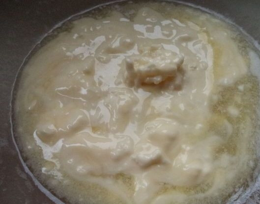 1. Этап. Печенье Малышок: 2. В идеале для такого теста нужно брать маргарин (если ребенку уже больше 7 лет, то можно рискнуть, но лучше брать сливочное масло). Сливочное масло тоже не должно быть с добавлением растительных и гидрогинезированных жиров. Масло следует растопить на водяной бане.