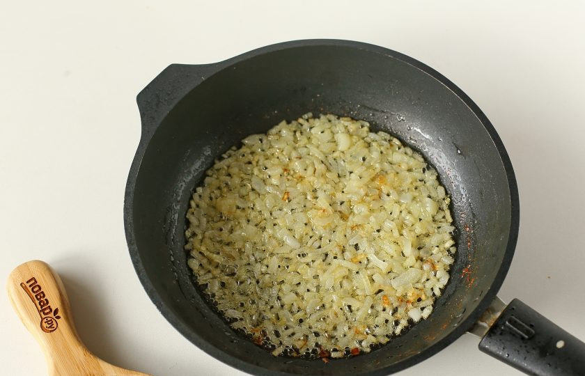 1. Этап. Печеночные клецки: Лук нарежьте мелкими кубиками и обжарьте на сливочном масле.