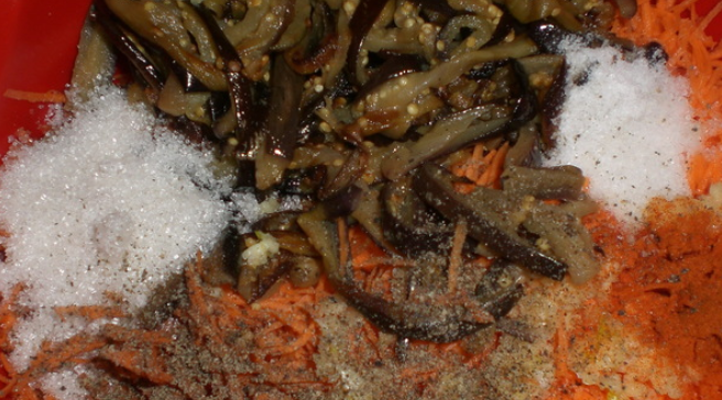 1. Этап. Синенькие с морковкой по-корейски: Соединяем морковь с баклажанами, измельченным чесноком, 1/2 ст.л. соли, сахаром и уксусом.