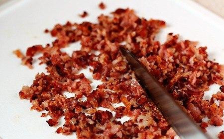 1. Этап. Печенье с беконом и сыром: Готовый бекон рубим на мелкие кусочки.