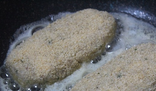 1. Этап. Рыбные зразы: На смеси растительного и сливочного масел обжарить зразы с двух сторон до готовности.