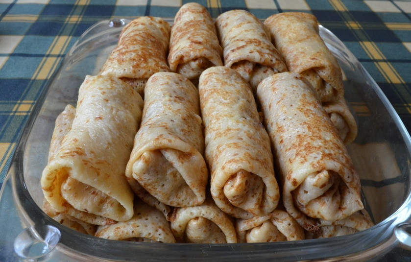 1. Этап. Блинчики с фаршем и яйцом: Готовые блины храните в холодильнике и разогревайте по необходимости.