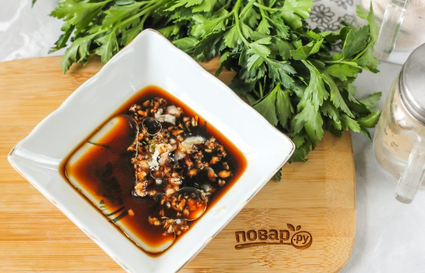 1. Этап. Айсбайн: Очистите чесночные зубчики и спрессуйте их в пиалу, добавьте соевый соус и растительное масло.