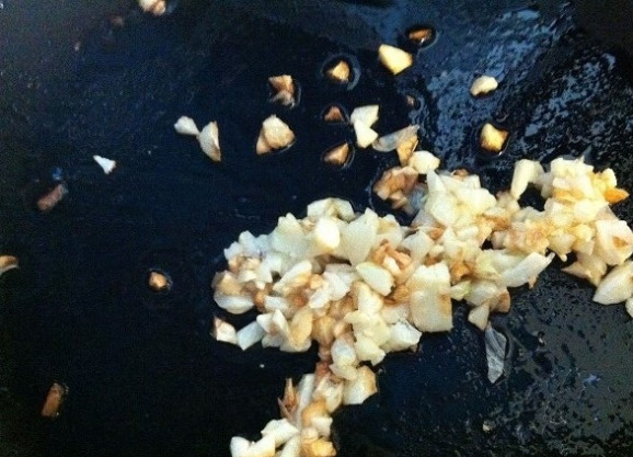 1. Этап. Ригатони с томатным соусом: 1. Мелко нашинкованный чеснок обжарьте в масле до золотистого цвета.