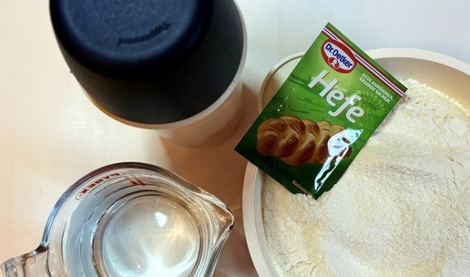 1. Этап. Быстрые багеты: Приготовить ингредиенты, их не много. Муку можно использовать высшего сорта, у меня первого. Я готовила с сухими дрожжами.