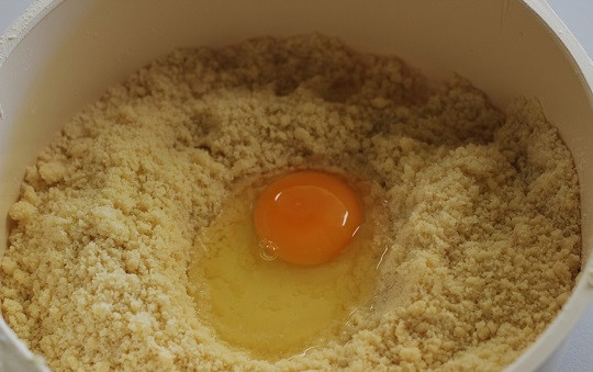 1. Этап. Французский киш: 2. Вбейте яйцо, перемешайте до однородности. Добавьте пару ложек воды и замесите тесто.