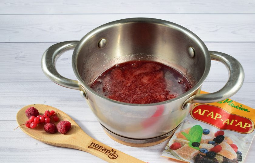 1. Этап. Мармелад из малины и красной смородины: 4. Агар-агар замочите в 100 мл теплой воды и оставьте на 15 минут. Набухший агар-агар влейте в кипящее варенье, готовьте на медленном огне в течение 5 минут. Помешивайте.