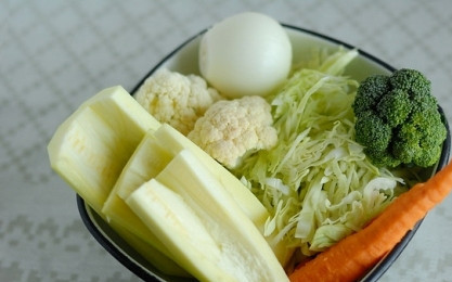 1. Этап. Бонский суп: Белокочанную капусту шинкуем тонко, морковь, лук и кабачок чистим от кожуры. Кабачок очистим и от семян, если нужно.