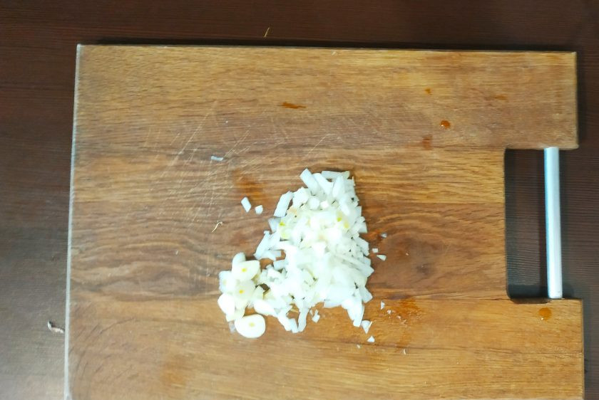 1. Этап. Форель с рисом: Лук и чеснок почистите и мелко нашинкуйте.