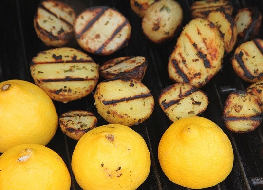 1. Этап. Картофельные дольки в специях: 5. Вымойте и обсушите лимоны. Нарежьте их пополам и тоже выложите на гриль.