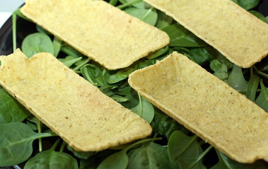 1. Этап. Тарелочки тако с говядиной: Теперь займемся красотой. Возьмем широкую тарелку, укроем ее ковром из шпината, на шпинат выложим наши тарелочки тако (тарелочки продаются в супермаркетах).