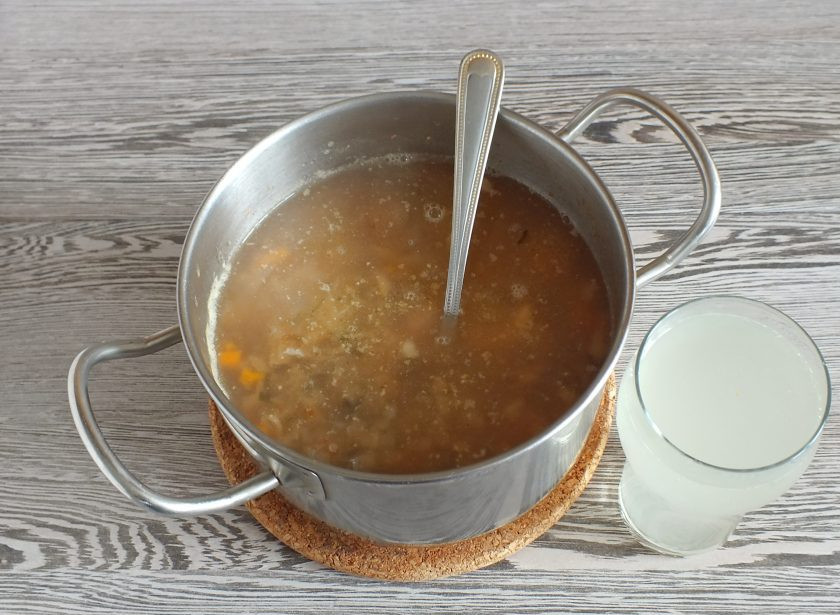 1. Этап. Рыбный суп Калья: Когда овощи будут готовы, добавьте в кастрюлю лук с огурцами и оставшийся рассол. Варите после закипания 10 минут.