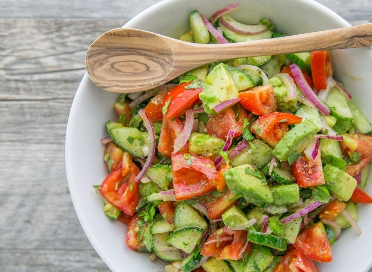 1. Этап. Салат с авокадо: 3. Поливаю салат лимонным соком и растительным маслом, по вкусу добавляю соль и черный молотый перец. Хорошенько перемешиваю все составляющие.