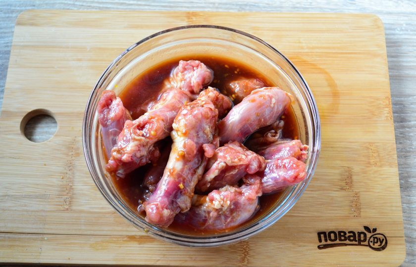1. Этап. Куриные шейки с картошкой: В соус отправьте куриные шейки, хорошо перемешайте, чтобы каждая шейка была покрыта маринадом.