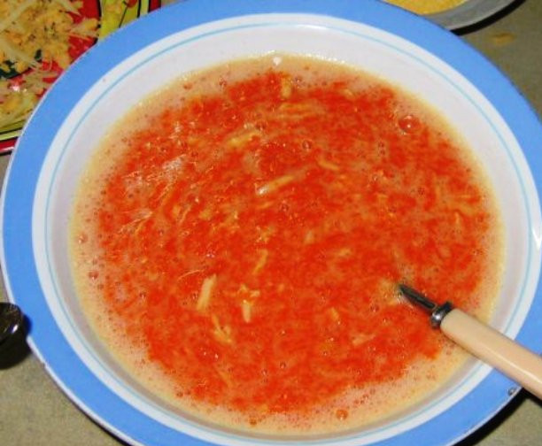 1. Этап. Тыквенная запеканка с сыром: И соедините с сырно-яичной смесью. Лук измельчите и слегка обжарьте.