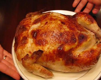 1. Этап. Курица, фаршированная блинами: 6. Запекаем в духовке до румяной корочки. У меня ушло полтора часа.