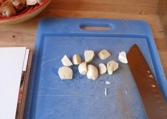 1. Этап. Баранья нога, запеченная в духовке: Крупно нарежьте чеснок.