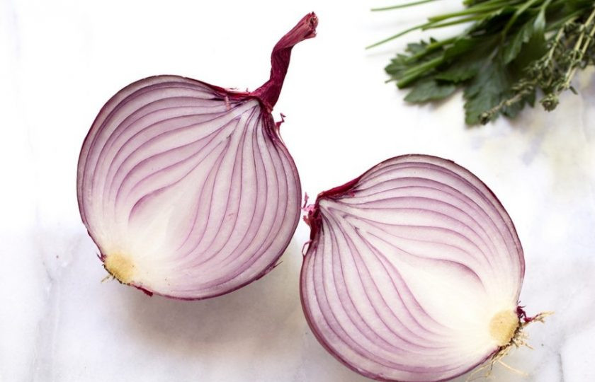 1. Этап. Салат Французский: Репчатый лук нарежьте тонкими полукольцами.