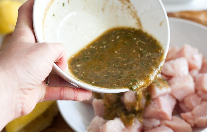 1. Этап. Шашлычки с курицей и овощами на гриле: 2. Полейте пряной смесью мясо и маринуйте его в течение часа в холодильнике.