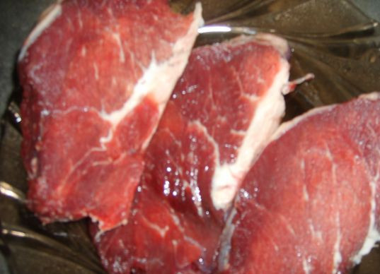 1. Этап. Говядина в сухарях: Мясо слегка отбиваем тупой стороной ножа. Солим, перчим и даем немного полежать мясу.