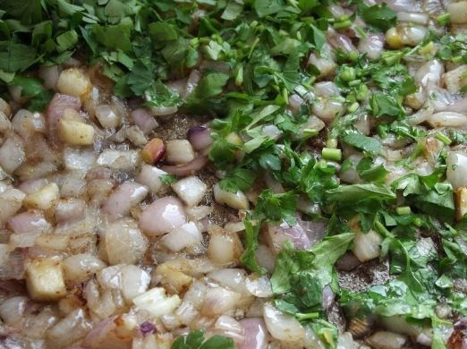 1. Этап. Сладкий луковый соус: Добавляем зелень и сахар.