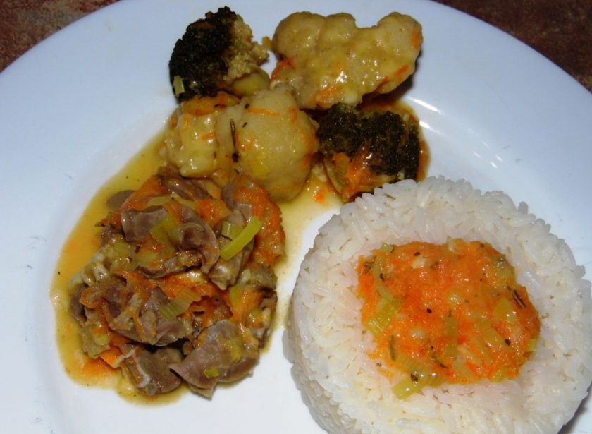 1. Этап. Куриные желудки, тушенные со сметаной: 6. Пока тушились желудочки, я отварила гарнир. Идеально с желудочками сочетается рис. Можно приготовить и картофельное пюре. Более того, куриные желудки, тушенные со сметаной, идеально идут и как самостоятельное блюдо.