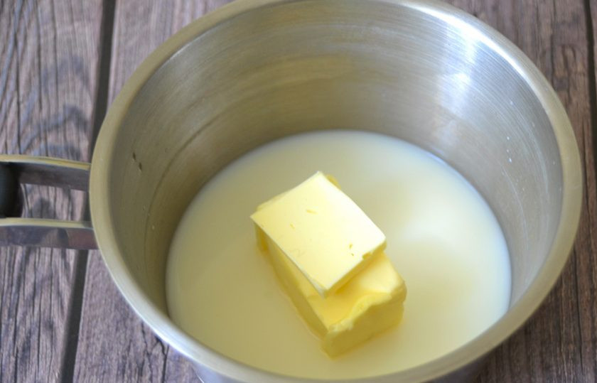 1. Этап. Булочки Гужеры: В небольшой сотейник влейте молоко, воду, положите соль и сливочное масло, нагрейте до кипения.