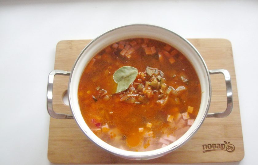 1. Этап. Солянка с солеными грибами: Добавьте соль по вкусу и лавровый лист.