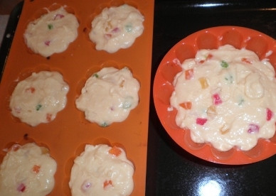 1. Этап. Кулич из творога: Раскладываем тесто по формам для выпечки. Силиконовые формы смазывать не надо, а металлические смажьте маслом и слегка присыпьте мукой. Выпекаем куличи в разогретой до 180 градусов духовке минут 40-50. Готовность проверяем деревянной зубочисткой.