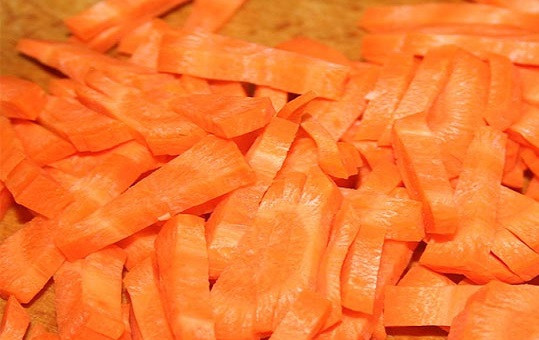 1. Этап. Диетический борщ: 3. Очистить вторую морковь и нарезать брусочками или натереть на средней терке.