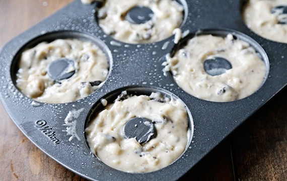 1. Этап. Пончики Орео: 5. В форму для выпекания пончиков поместите тесто. Выпекайте пончики в разогретой до 170 градусов духовке в течение 10-12 минут.