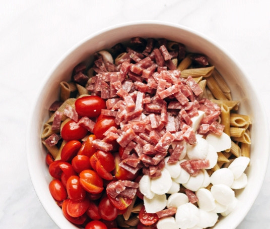 1. Этап. Салат с сыром и колбасой: 4. Колбасу нарезаю небольшими кусочками, добавляю к остальным ингредиентам.