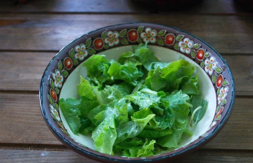 1. Этап. Салат с фетаской и курицей: Салатные листья хорошо вымыть от песка и грязи. Удалить стебельки и только листики нарвать руками. Сложить все в миску.