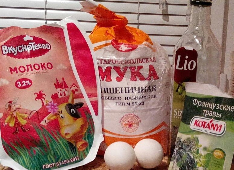 1. Этап. Тонкое тесто для пиццы без дрожжей: 1. Это тесто готовится без дрожжей, но с травами. Именно они придают тесту и пицце в целом удивительный аромат.