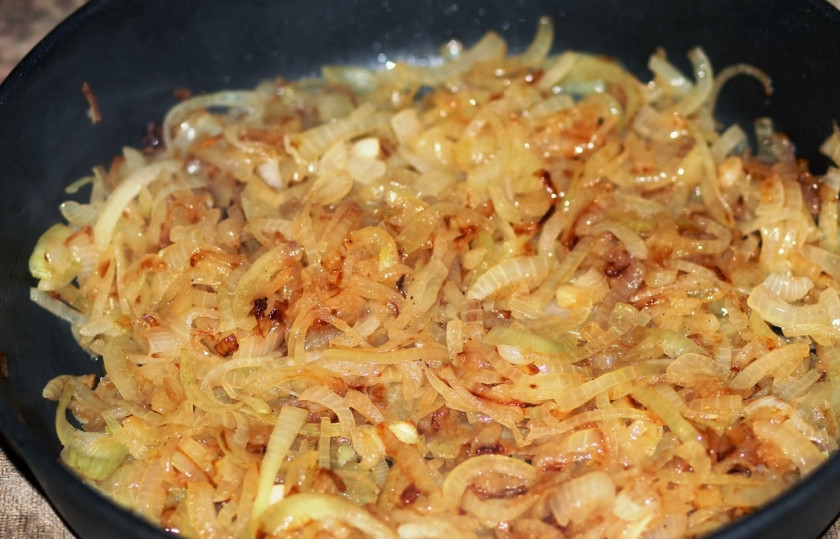 1. Этап. Тушеная свиная корейка: Корейку обжаренную отложите. Порежьте лук кольцами или полукольцами. Обжарьте на той же сковороде до золотистого цвета.