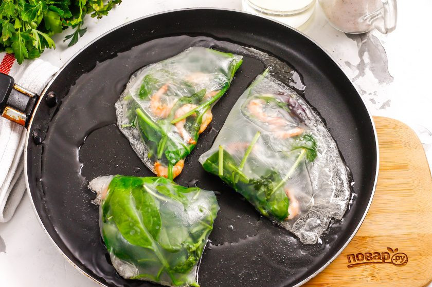 1. Этап. Харумаки: Помните, выкладывать нужно так, чтобы блинчики не соприкасались, иначе они слипнутся!