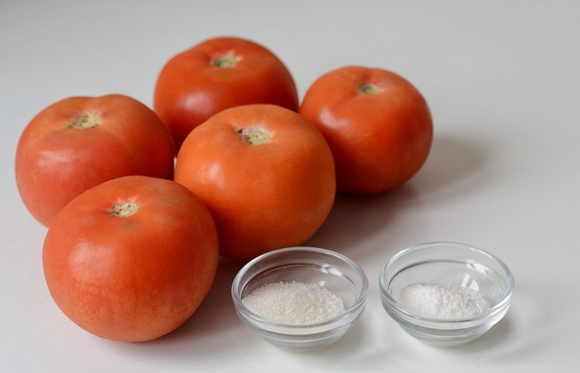 1. Этап. Домашний томатный сок на зиму: Подготовьте все ингредиенты.