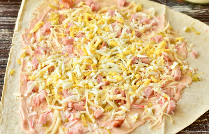 1. Этап. Шаурма с ветчиной: Затем натрите вареные яйца.