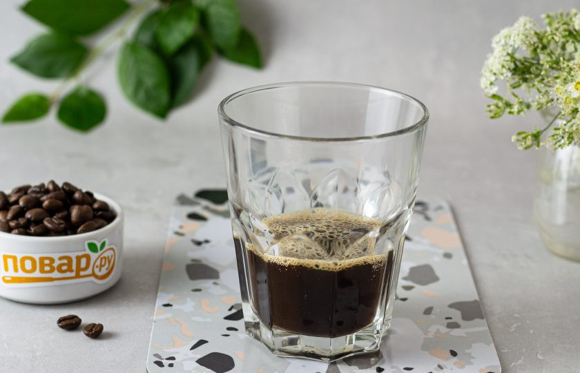 1. Этап. Ванильный раф: Налейте в стакан для подачи эспрессо.