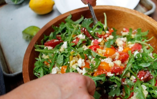 1. Этап. Салат с рукколой: 6. Вымойте и обсушите рукколу. Добавьте к овощам и немного Феты. Выжмите сок лимона и лайма, добавьте немного оливкового масла и при желании щепотку соли. Аккуратно перемешайте — и можно подавать салатик к столу.
